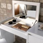 طاولة ماكياج مع مرآة قابلة للطي