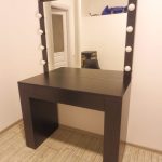 مرآة ماكياج صارمة