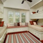 غرفة مشرقة مع لهجات مشرقة