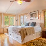 غرفة نوم مشرقة ومريحة مع سرير في الوسط