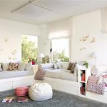 ثلاثة أسرة أطفال على طول الجدران مع النوافذ