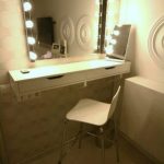 زجاج الرصيف باللون الأبيض مع مرآة والإضاءة الخلفية