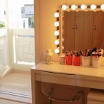 منضدة الزينة مع مرآة مضاءة