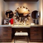 الجدول خلع الملابس مع مرآة في مكانه