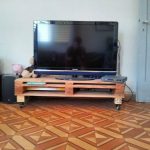 خزانة تلفزيون على عجلات