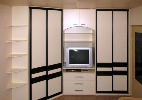 خزانة ملابس