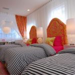 غرفة نوم مفروشة مريحة لثلاث فتيات