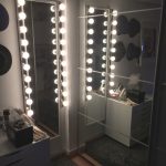 مرآة ضيقة مع الضوء