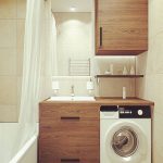 Di bilik mandi, dandang tersembunyi di dalam kabinet di atas mesin basuh.