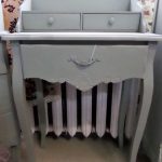 طاولة مكياج بيضاء