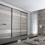 خزانة ملابس مخططة مدمجة في مساحة داخلية غير عادية