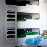 سرير أبيض مرتفع في ثلاث طبقات