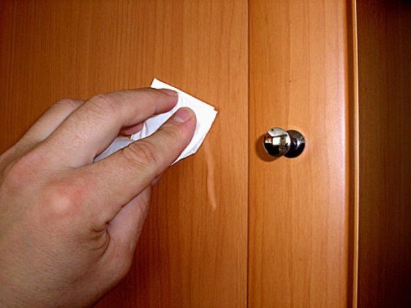 نزيل البقع من الأثاث من MDF واللوح