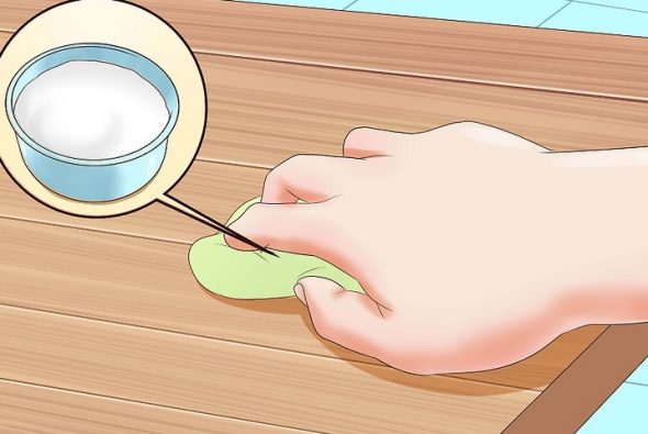 الملح للتخلص من البقع على الطاولة