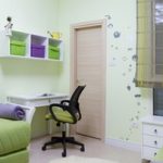 أرائك خضراء ذات مخطط أحادي اللون على خلفية جدران خضراء شاحبة