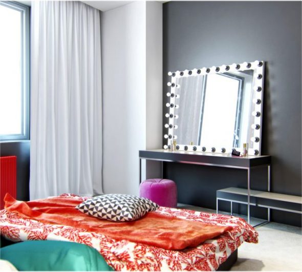 مرآة المكياج الخلفية