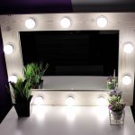 مرآة خشبية مع الضوء