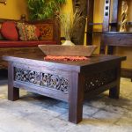 طاولة القهوة مصنوعة من الخشب