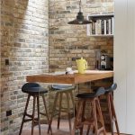 شريط مضادة في جدار من الطوب