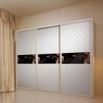 خزانة ملابس بيضاء