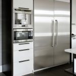 ثلاجة كبيرة مع اثنين من الأبواب