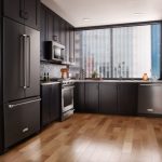 تم تضمين ثلاجة كبيرة في خزانة المطبخ.