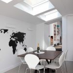 خريطة العالم بالأبيض والأسود على طاولة العشاء