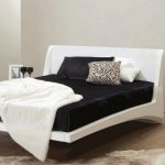 زخارف سوداء وبيضاء في غرفة النوم