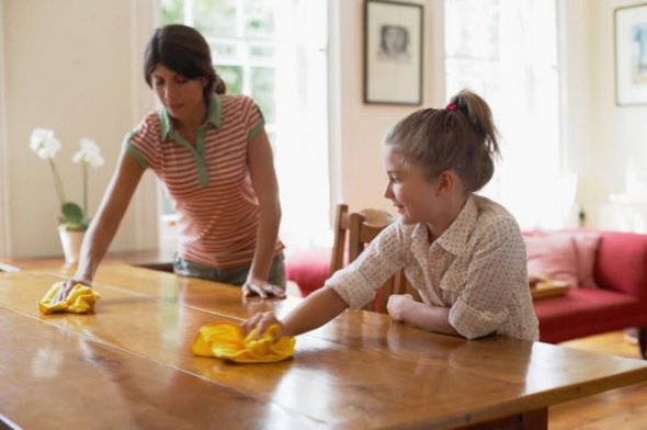 نقوم بتنظيف الأثاث المصقول