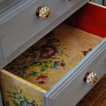 Decoupage داخل خزانة ذات أدراج