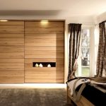 خزانة ببابين مع مكانة مفتوحة