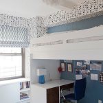 تم تصميم سرير بطابقين مع مكتب لغرفة صغيرة.