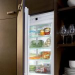 ثلاجة في خزانة