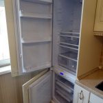 ثلاجة من النافذة