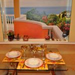 وهم تناول الطعام على الشرفة مع مساعدة من زخرفة الجدار