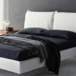 غرفة بساطتها بالأبيض والأسود