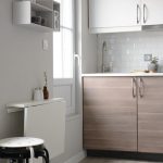 مطبخ حديث مدمج مع طاولة قابلة للطي