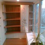 رف مجعد جميل والجدول على الشرفة