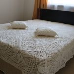 الكروشيه بيضاء جميلة عزر منقوشة