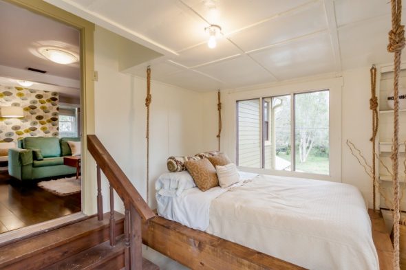 السرير معلق من السقف