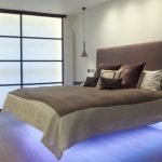 سرير ذو ظهر ناعم وأضواء أدناه