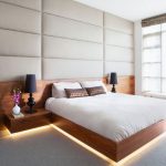 السرير مع مسند الظهر على الجدار كله