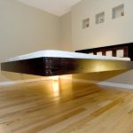 تم تثبيت السرير بالقرب من الحائط ، مما يجعله يبدو كما لو كان معلقًا على الحائط.