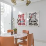 طاولة طعام مستديرة لعائلة صغيرة مكونة من خمسة أفراد