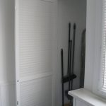 وضع على لوجيا في شكل التمهيد يمكن استخدامها تحت مخزن أو خزانة مع الرفوف