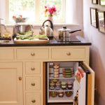 ثلاجة صغيرة في مطبخ صغير