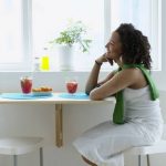 في المطابخ الصغيرة ، تستخدم الطاولات القابلة للطي بدلاً من الجدول المعتاد.