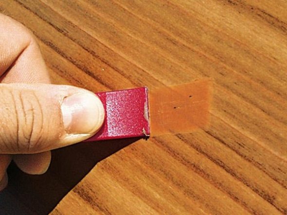 خدوش على الأثاث المصقول