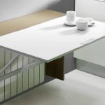 طاولة معلقة بالقرب من البطارية