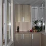 أرفف مفصلية وخزائن على الشرفة